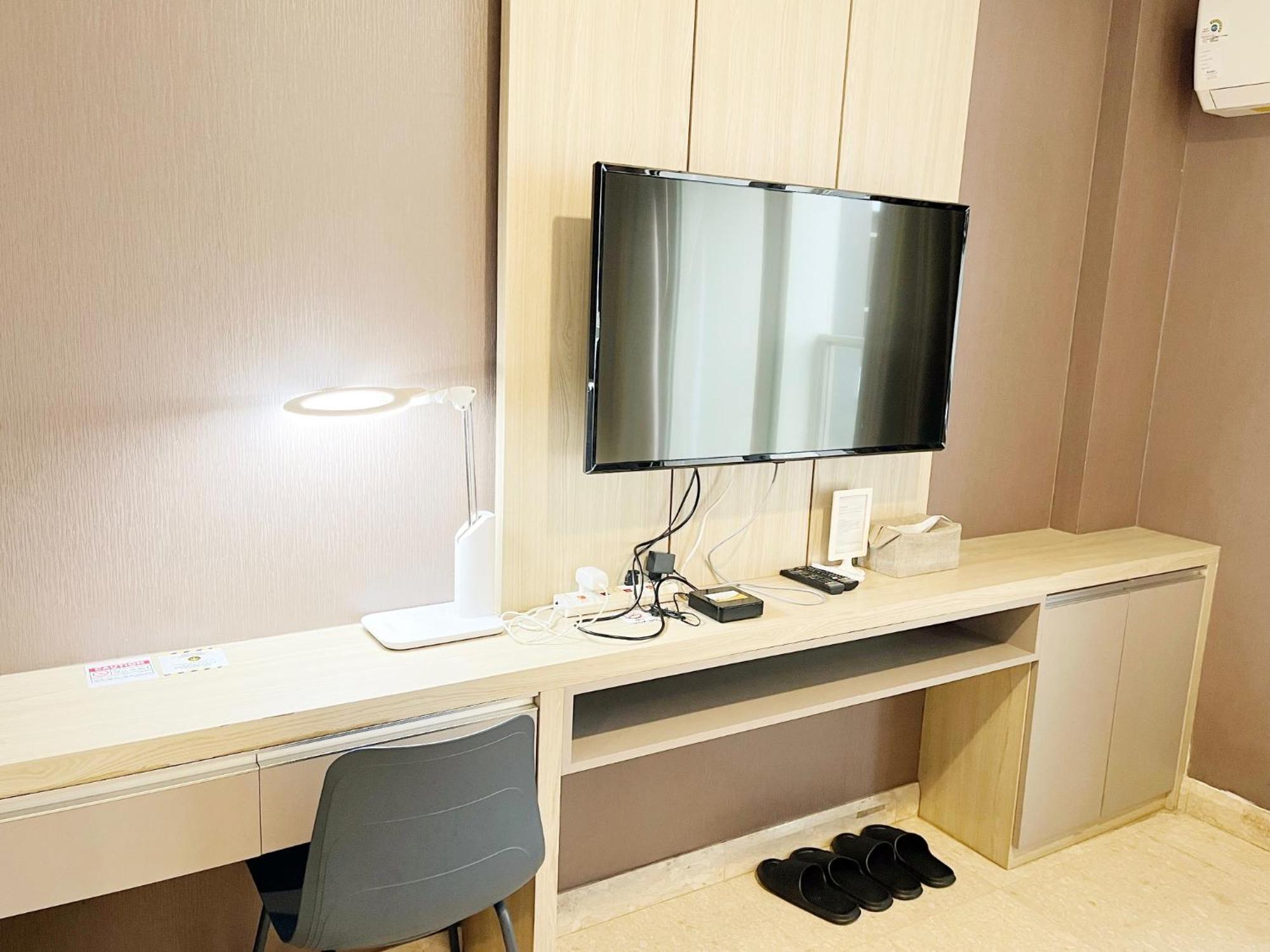 Gold Coast Pik Sea View Apartments By Longesuites Jakarta Room photo